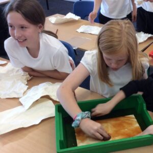 2 pupils aging paper