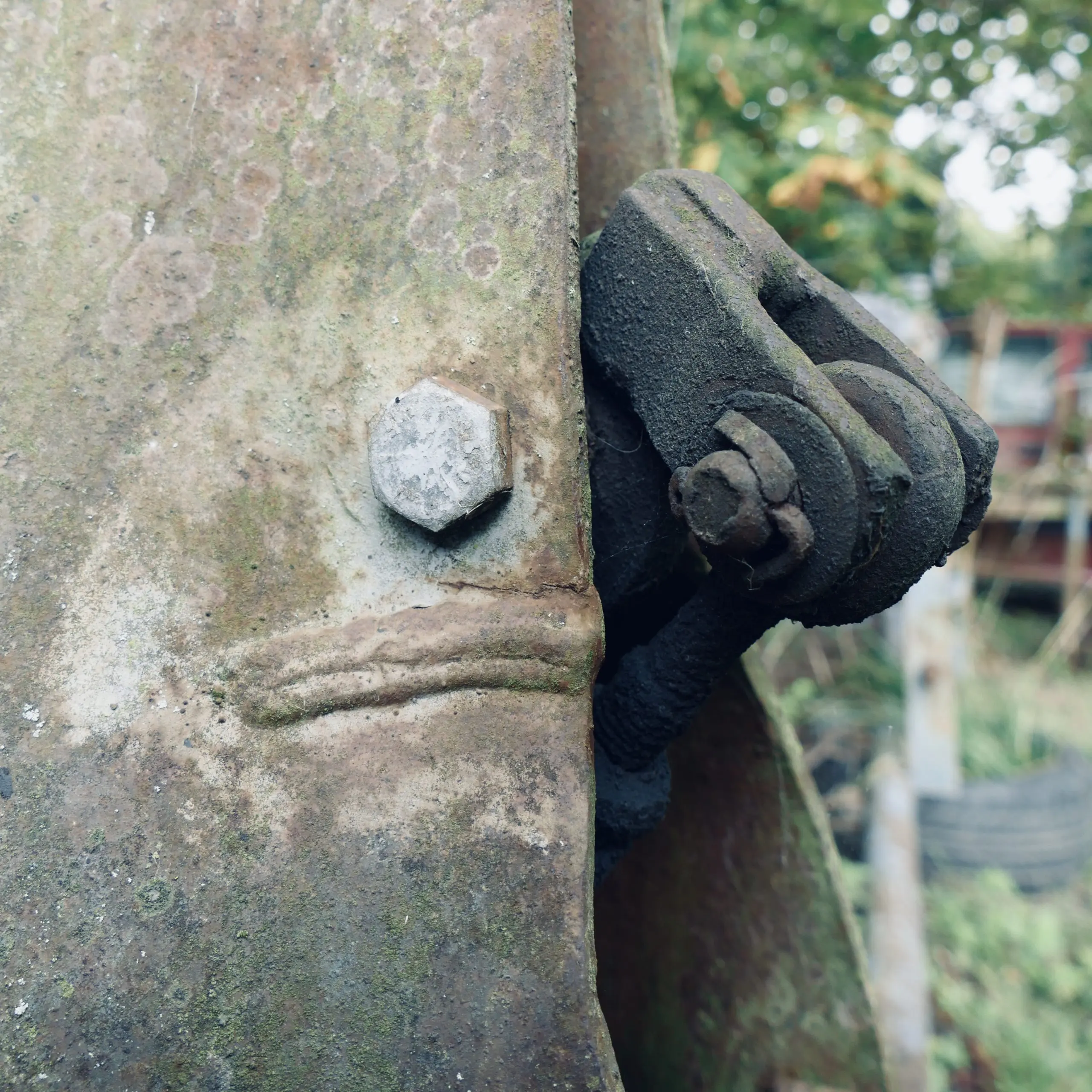 Face in metal construction