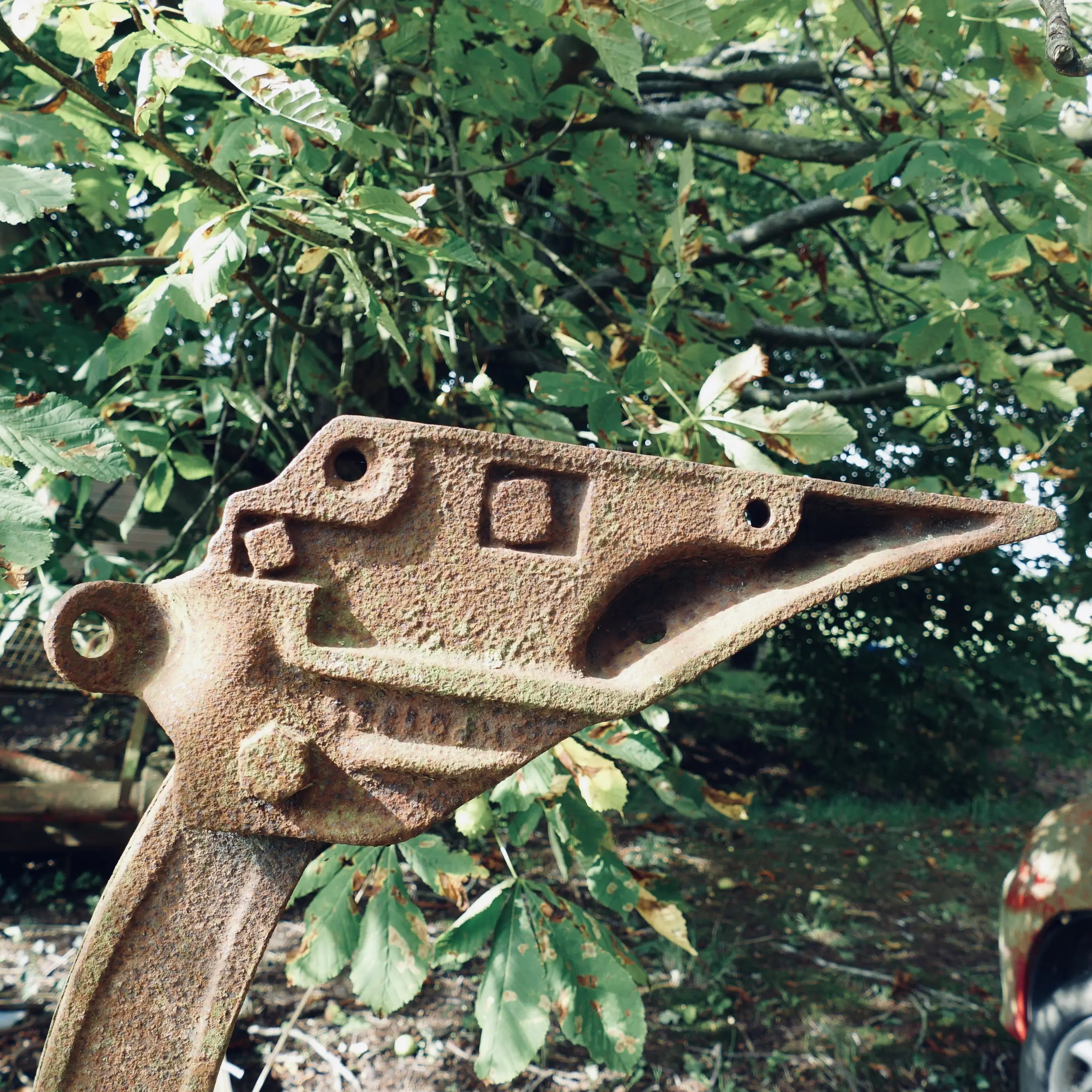 Face in metal construct